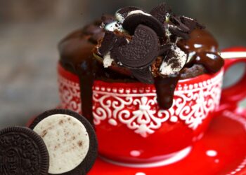 bolo de caneca de biscoito Oreo