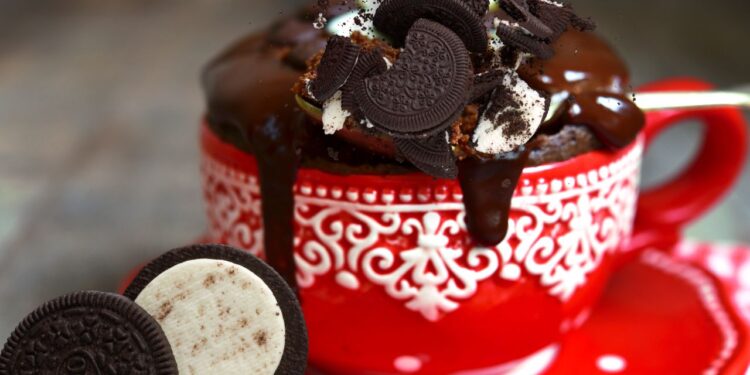 bolo de caneca de biscoito Oreo