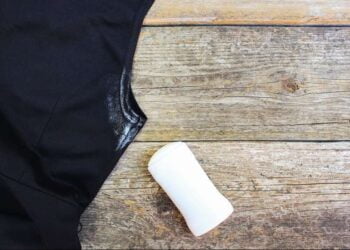 como eliminar manchas de desodorante de roupas