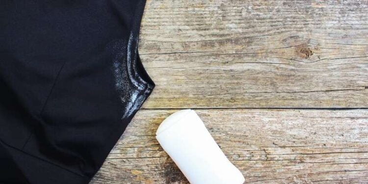 como eliminar manchas de desodorante de roupas