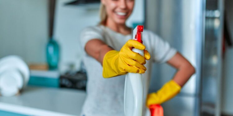 Aprenda a desinfetar a casa sem água sanitária!