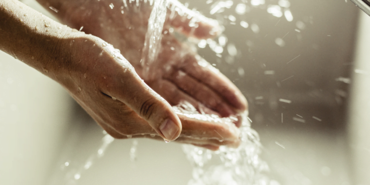 Coisas que gastam muita água em casa - e o que fazer!