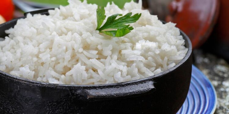 Cozinhe o seu arroz com o fogo desligado: Veja segredo!