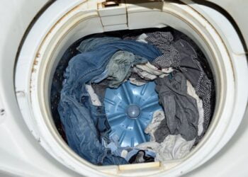 Cuidado: não deixe roupa molhada na máquina! Veja os motivos