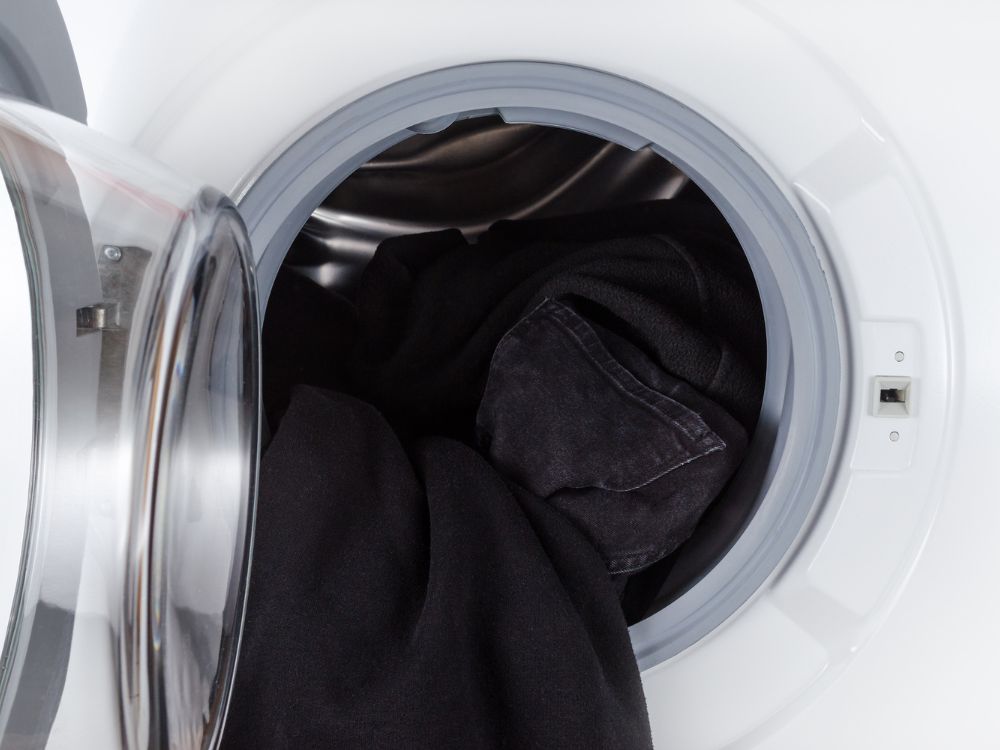 Faça isto sempre que for lavar uma roupa da cor preta!