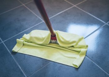 Faxineiras experientes indicam este truque para um piso brilhante