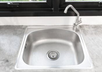 Ingrediente barato para dar brilho às pias de inox