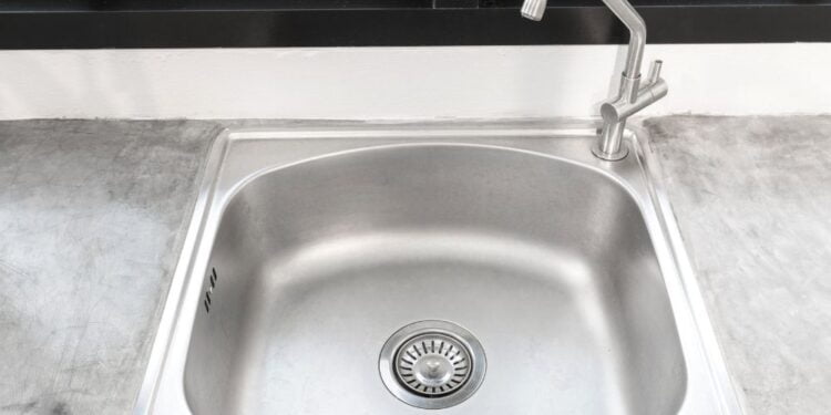 Ingrediente barato para dar brilho às pias de inox