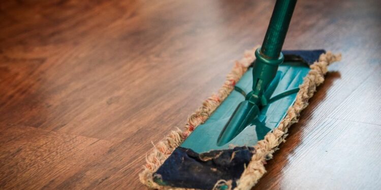 Mistura caseira para limpar pisos de madeira delicados