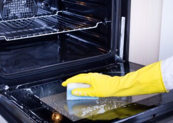 Misturinha secreta poderosa para deixar o forno limpinho