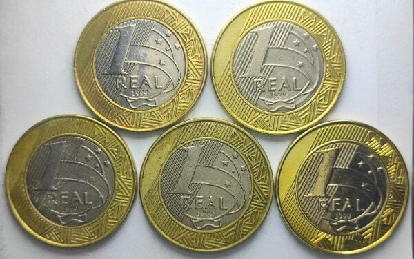 Moedas bifaciais sem valor e data