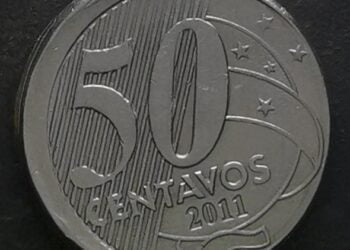 Moedas valiosas com o efeito boné, ou cunho descentralizado