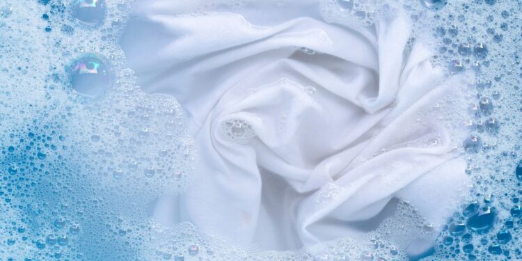 Quer branquear as roupas? Confira essa receitinha barata!