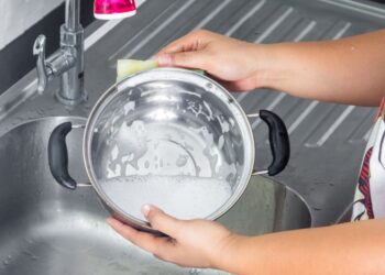 Revelado o método infalível para remover sujeira das panelas