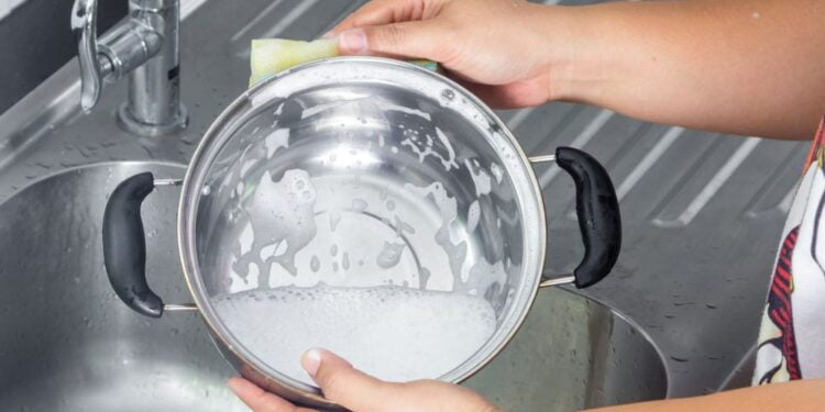 Revelado o método infalível para remover sujeira das panelas