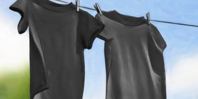 Roupa preta desbotada