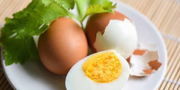 Segredo revelado: Veja como remover a casca do ovo cozido sem esforço!