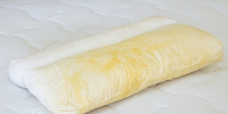 Tem manchas de suor nos travesseiros? Veja o que fazer