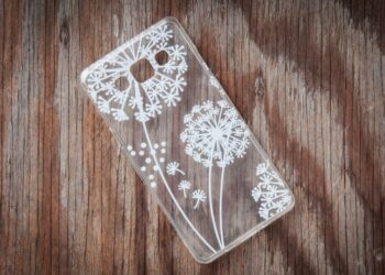 Truque certeiro para limpar a capinha transparente de celular