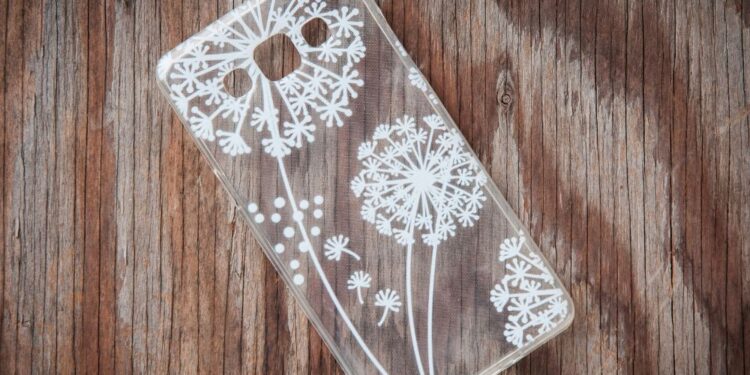 Truque certeiro para limpar a capinha transparente de celular