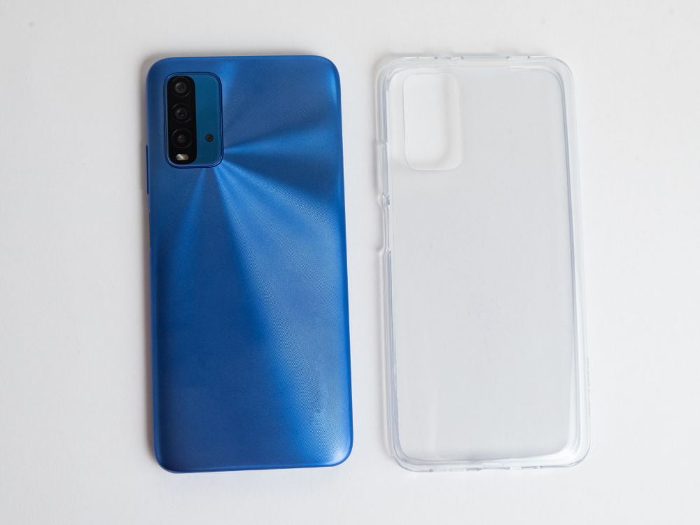 Truque certeiro para limpar a capinha transparente de celular