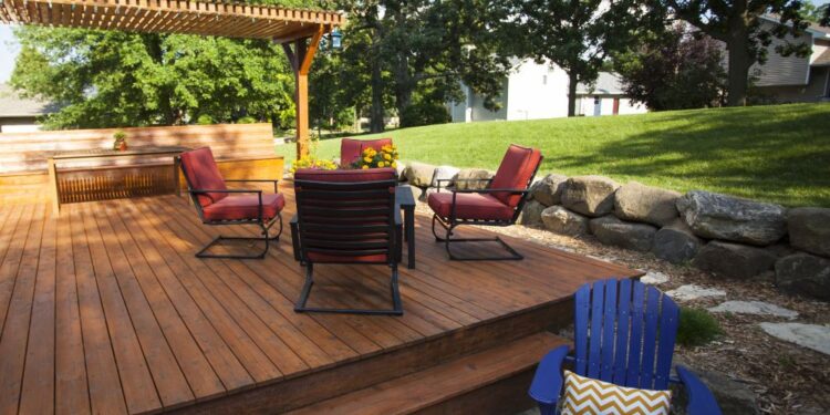 Truques perfeitos para o deck de madeira ficar brilhando