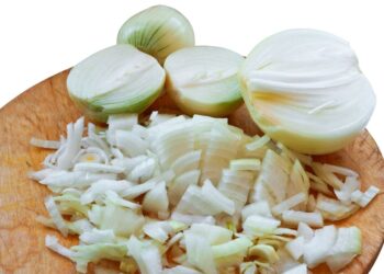 Use cebola para limpar grelhas e panelas: É fácil!
