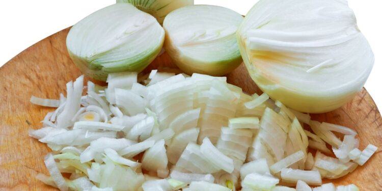 Use cebola para limpar grelhas e panelas: É fácil!