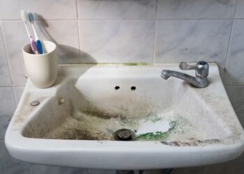 Veja como remover mancha preta do banheiro em 5 minutos!