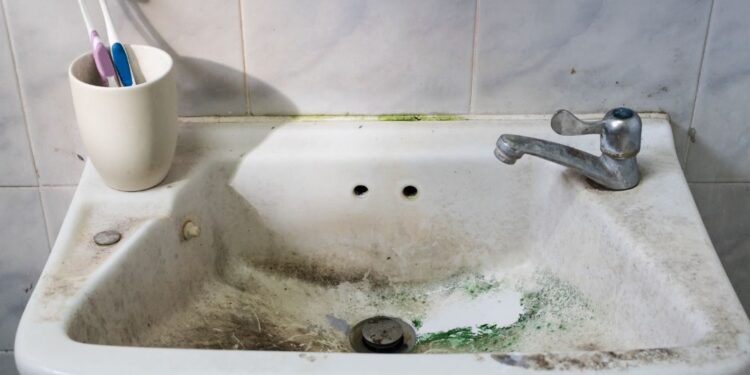 Veja como remover mancha preta do banheiro em 5 minutos!