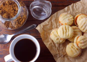 bolachinhas de maisena com goiabada