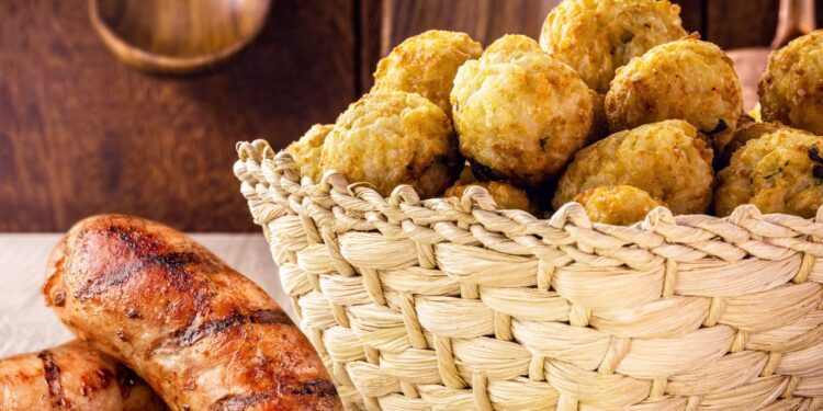 bolinho de linguiça com queijo