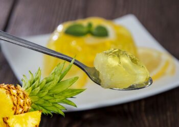 creme com gelatina e abacaxi na travessa