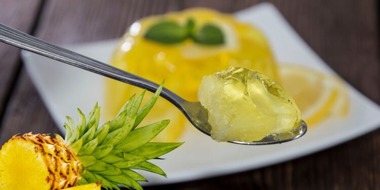 creme com gelatina e abacaxi na travessa