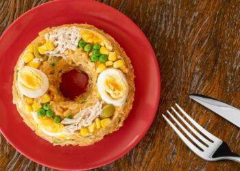 cuscuz de milho-verde com ovo pochê