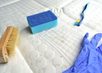 Adeus manchas amareladas no colchão: Veja como remover