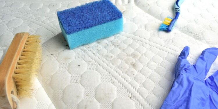 Adeus manchas amareladas no colchão: Veja como remover