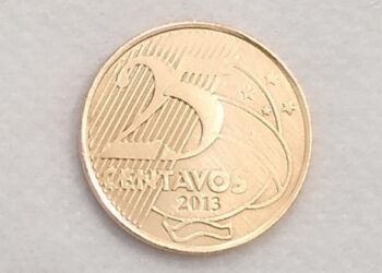 Moedas com o erro do cunho gasto