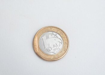 Moeda de 1 real de 2009 com erro de reverso horizontal