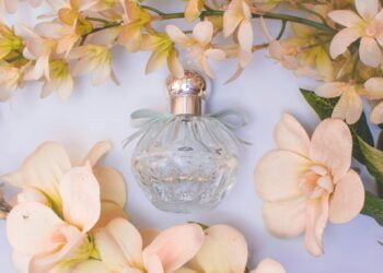 como fixar o perfume na pele por mais tempo