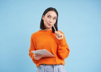 "Sentar-se à Mesa" ou "Sentar-se na Mesa"? Confira o uso correto