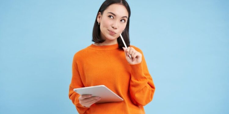 "Sentar-se à Mesa" ou "Sentar-se na Mesa"? Confira o uso correto