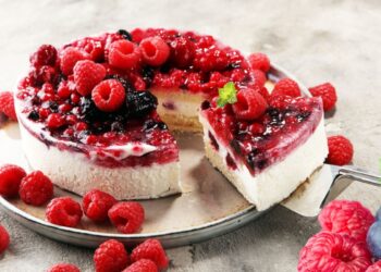 sobremesa de frutas vermelhas e cream cheese