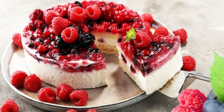 sobremesa de frutas vermelhas e cream cheese