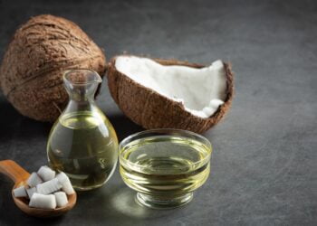 Deixe a Química de Lado 7 Maneiras de Usar Óleo de Coco para uma Beleza Autêntica