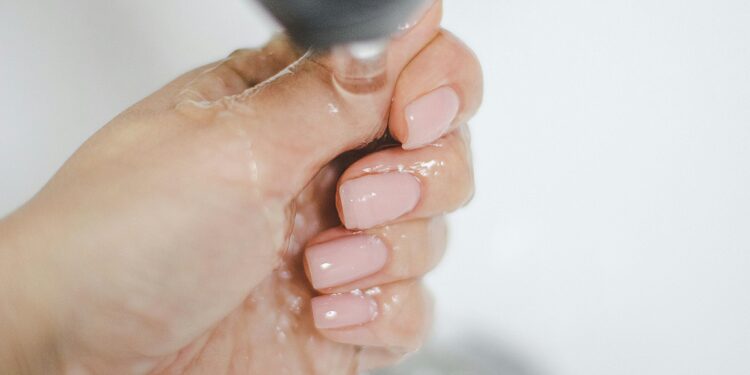 como tirar esmalte em gel em casa