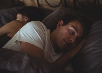 Insônia? Descubra como ir para a cama mais cedo com essas 4 dicas!