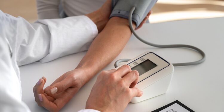 Pressão Sob Controle: 5 Dicas para Manter a Hipertensão à Distância