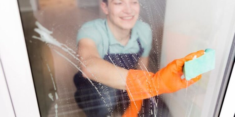 Como Eliminar a Sujeira e Manchas de Sabão nos Vidros do Box Imagem Freepik