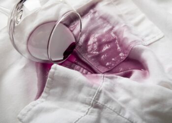 Inacreditável! Diga Adeus às Manchas de Roupas Brancas com Esta Dica!